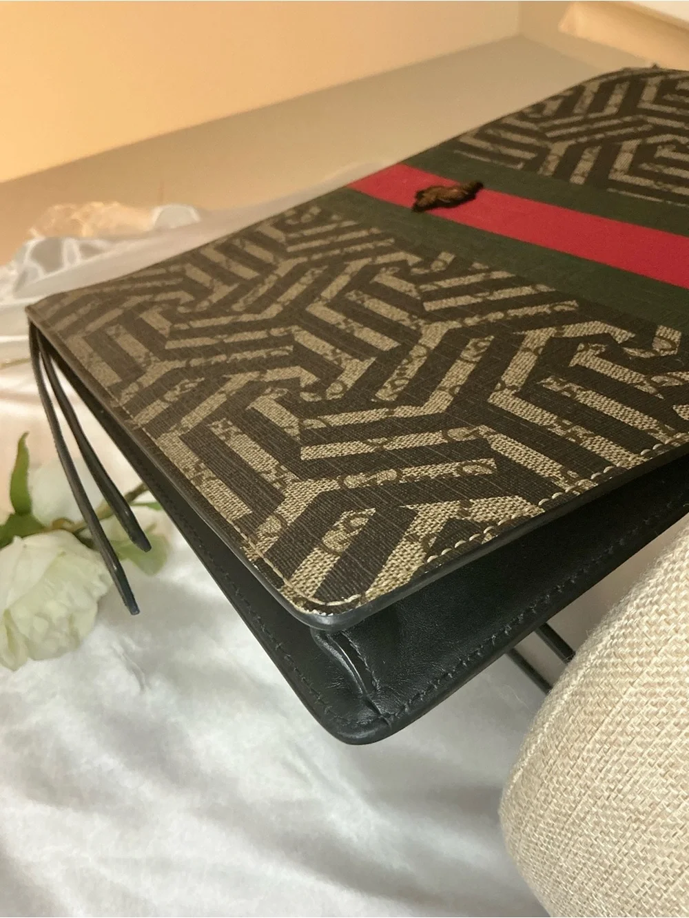 EUC Gucci Black Brown Signature Web Stripe Bee Messenger Clutch